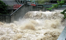 平成14年洪水で流量調節を行う大川ダム