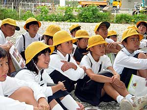 写真:熱心に説明に聞き入る不動寺小6年生の皆さん