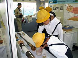 写真:トンネルPR館の展示物見学の様子