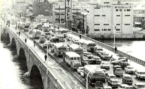 昭和40年代の萬代橋の混雑状況