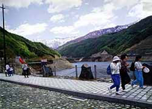 三国川ダムの春