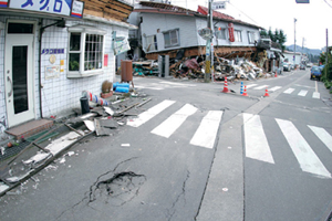 写真1−2−1地震による家屋倒壊（川口町）