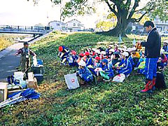 川の土手での学習風景