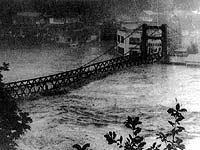 昭和44年8月只見川（柳津町）流失寸前の観月橋