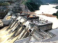 工事中の大川ダムを洪水が襲う写真