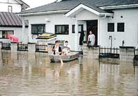 床上浸水住宅よりの避難状況（身神川）写真