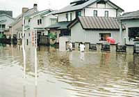 床上浸水住宅よりの避難状況（身神川）写真2