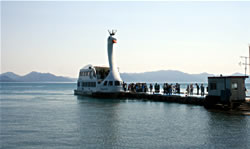 観光遊覧船が周航する現在の猪苗代湖