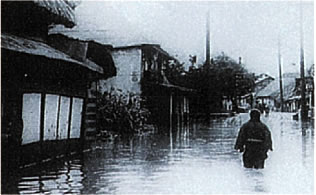 昭和16年の日橋川洪水により冠水した塩川町