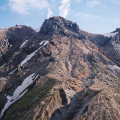 火山ガスを吹きだしている焼岳の頂上付近