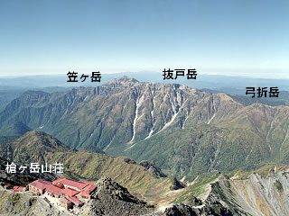 05.槍ヶ岳山荘より笠ヶ岳を望む