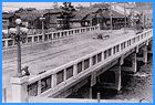 鉄筋コンクリート橋のモノクロ写真