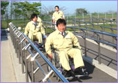 バリアフリー体験施設で車椅子を体験の写真