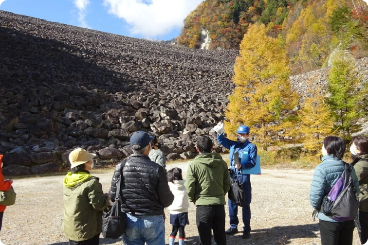 高瀬ダムのダム下広場