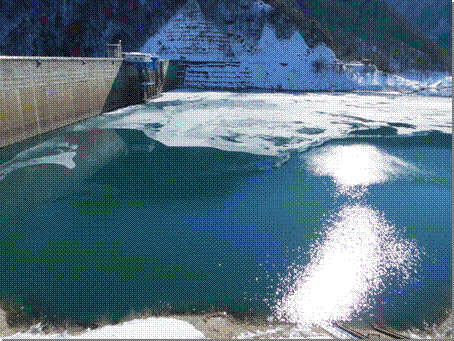 ダム湖凍結3