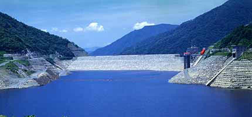 三国川ダムの夏