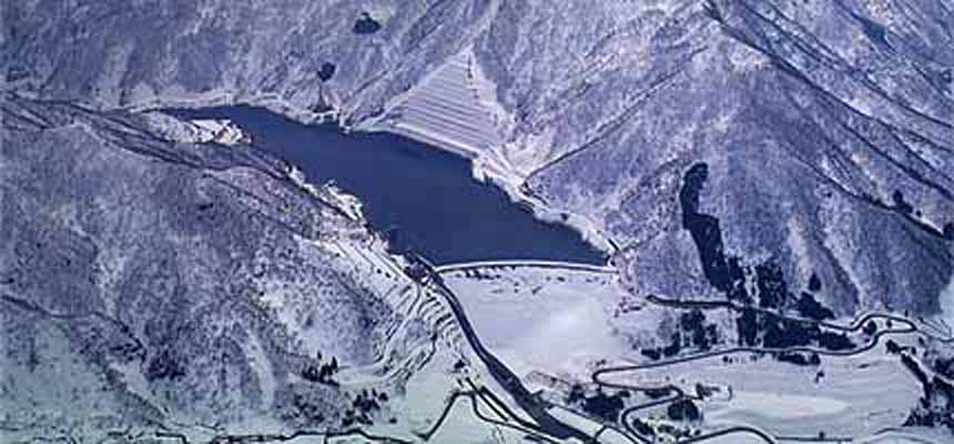 三国川ダムの冬