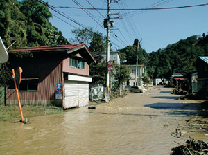 写真1-1-4　朝日川があふれ浸水した道路・家屋