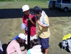 五十嵐川での透明度試験の様子
