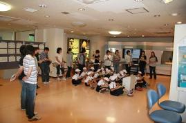 �\����