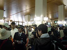 立山駅構内の混雑（４月２９日撮影）