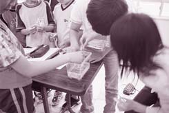 砂防堰堤の見学。「初めて見た」という児童も