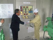 石田会長様と小矢部出張所長によるゲート開放ボタン操作 石田会長様と小矢部出張所長によるゲート開放ボタン操作